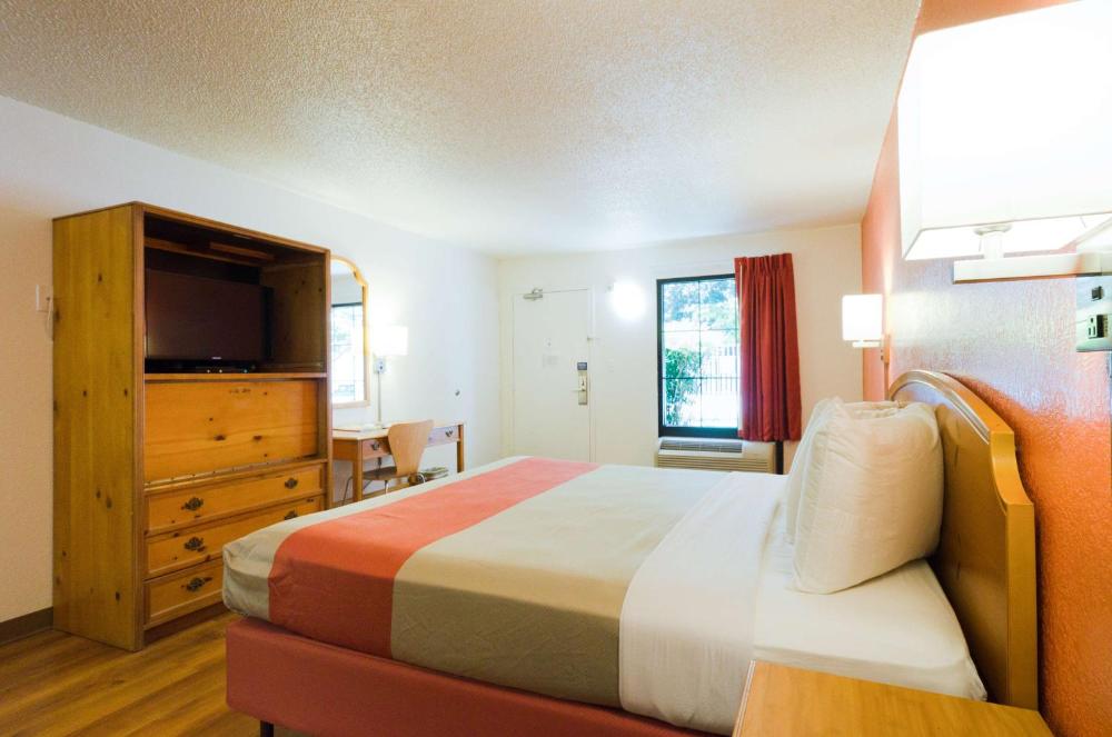 King Room - Disability Access - Non-Smoking interior